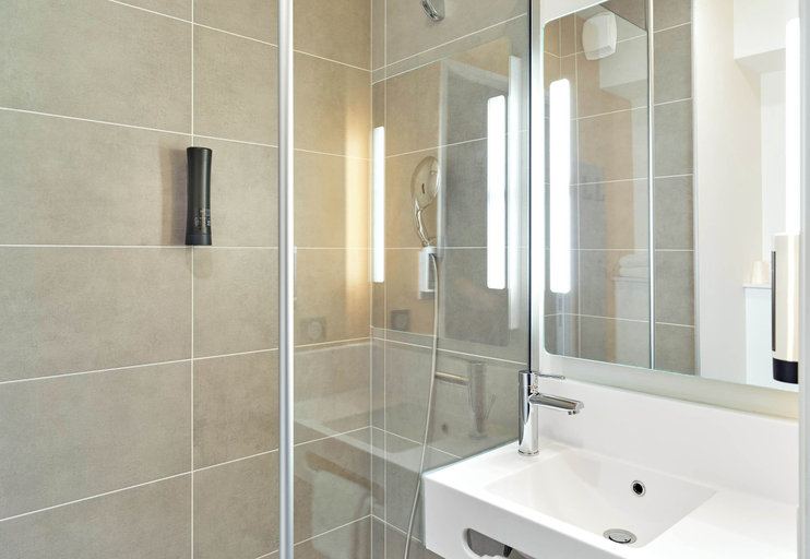 Bathroom 3, B&B Hotel Paris Clichy-Sous-Bois, Seine-Saint-Denis