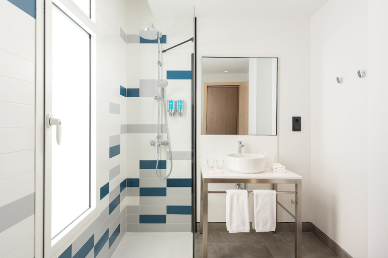Bathroom 5, Aloft by Marriott Madrid Gran Via, Madrid