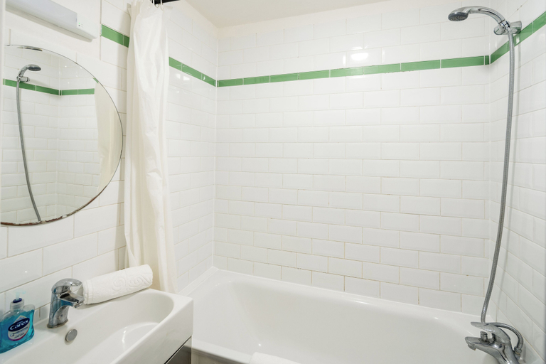 Bathroom, Cosy 1B Flat in Spitalfields Near Brick, London