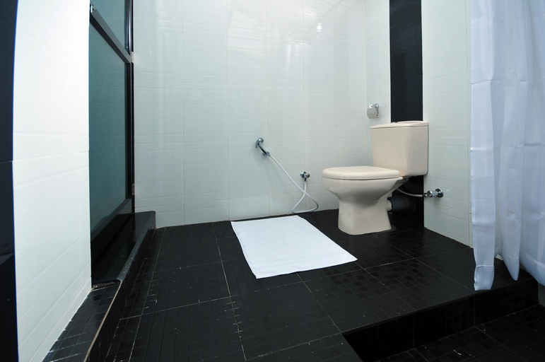Bathroom 3, The Lake by Maat Hotels, Alappuzha