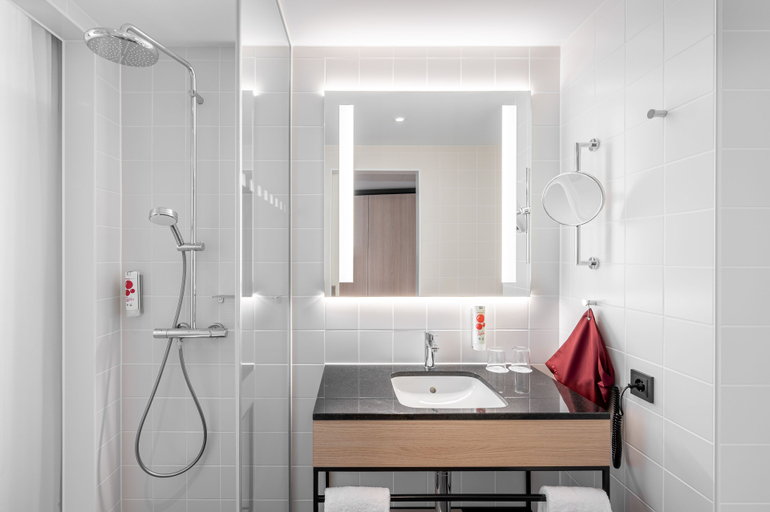 Bathroom 5, IntercityHotel Lübeck, Lübeck