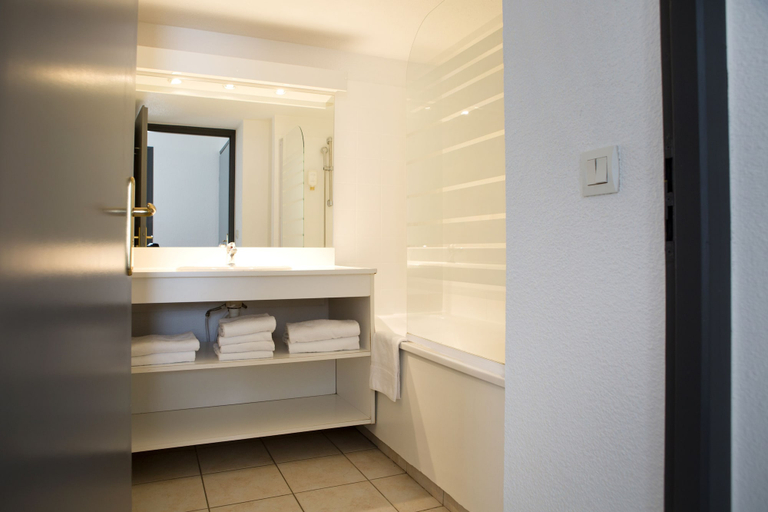 Bathroom 4, Comfort Aparthotel Divonne La Versoix, Ain