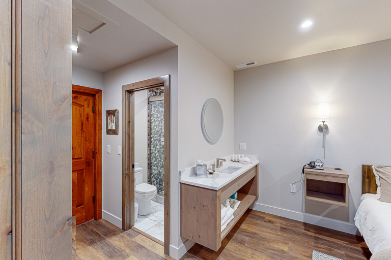 Bathroom 3, Lion Square Lodge, Eagle