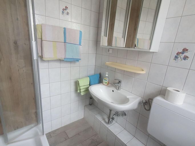 Bathroom 3, Schone Ferienwohnung mit Terrasse in Homberg, Schwalm-Eder-Kreis