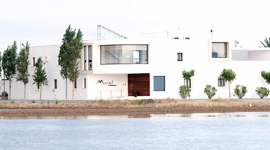Exterior & Views