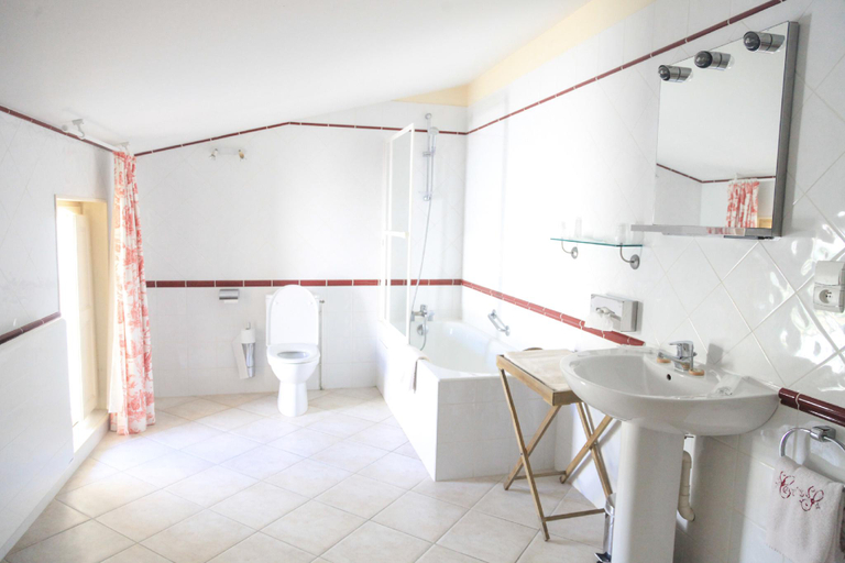 Bathroom 4, Château senailhac, Gironde