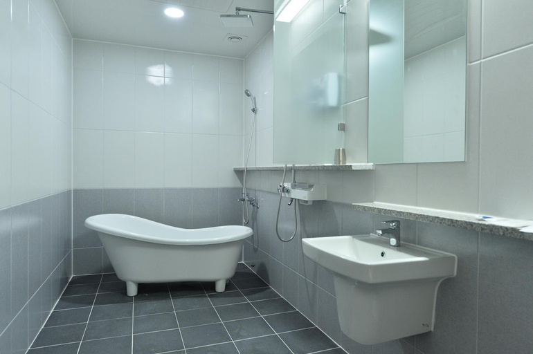 Bathroom 3, Gwangju Tourist Hotel, Buk