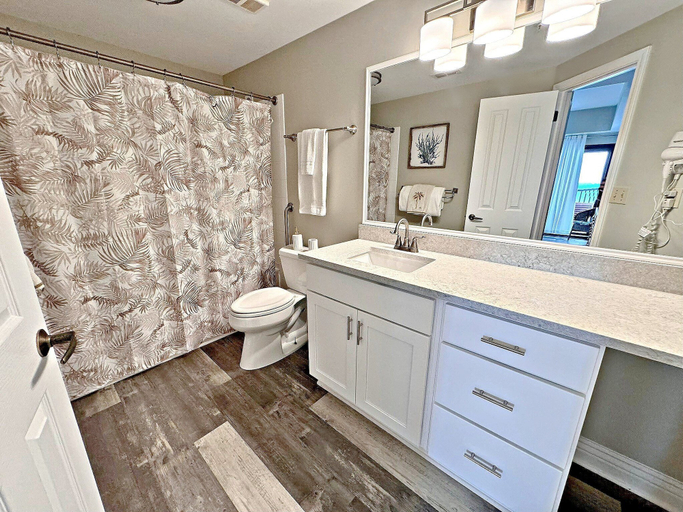 Bathroom 4, The Palms, Baldwin