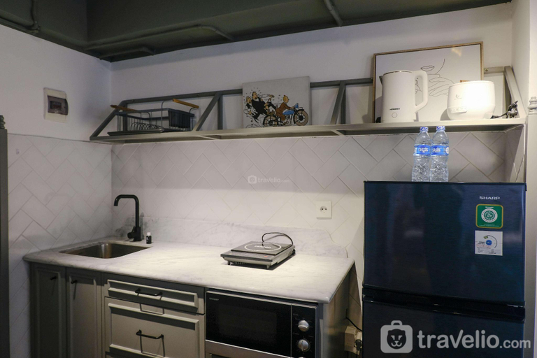 Dining Room, Studio + LivingRoom Jarrdin Cihampelas By Travelio, Bandung
