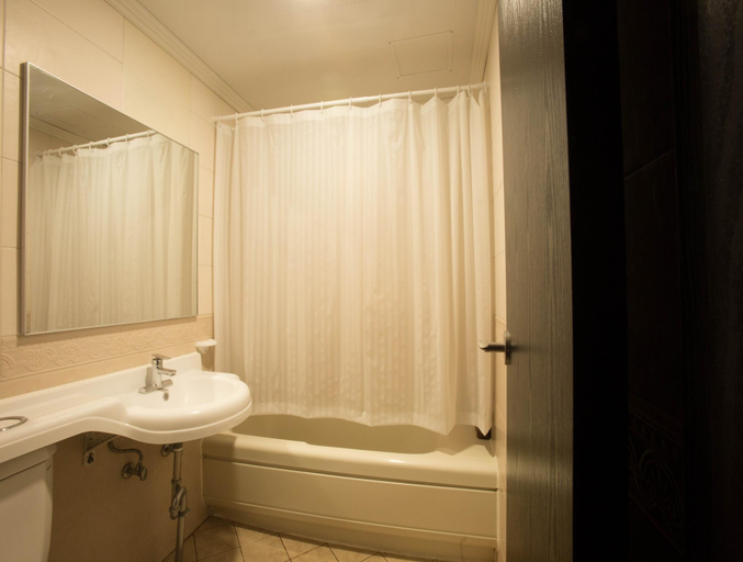 Bathroom 4, Hillside Tourist Hotel, Dong