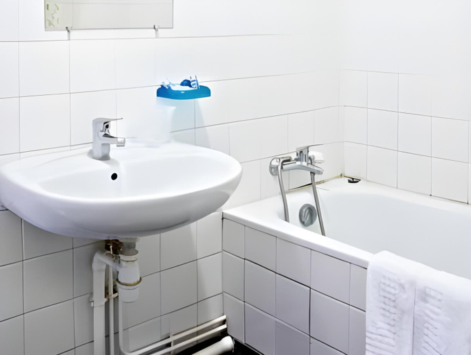 Bathroom 4, Hotel Luxor, Hauts-de-Seine