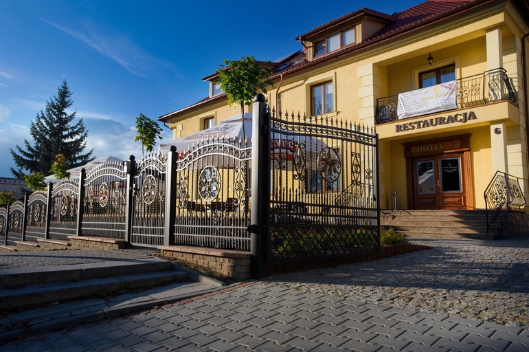 Exterior & Views