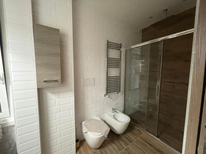 Bathroom 5, JSK Suite, Roma