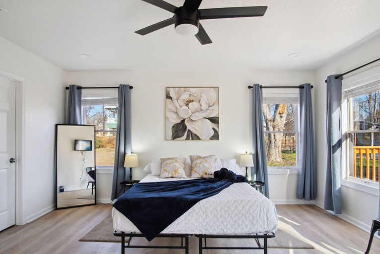 Room 3, Stylish Spacious Comfort 4BR 3BA Downtown Gem, Bexar
