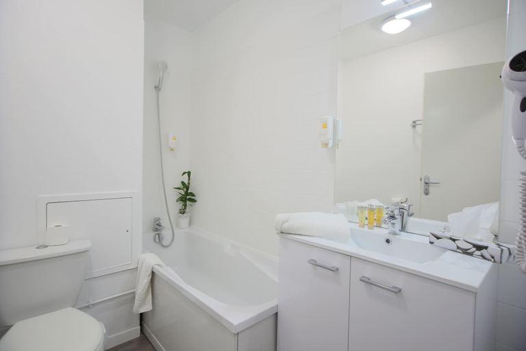 Bathroom 4, Comfort Aparthotel Toulouse Metropole, Haute-Garonne