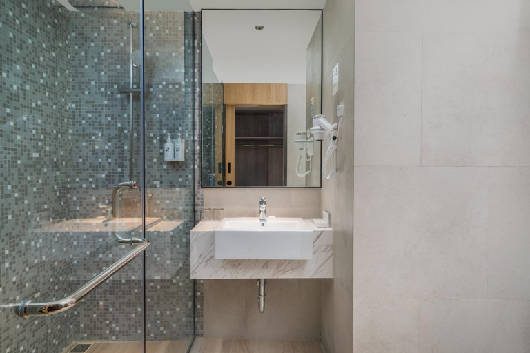 Bathroom 5, Swiss-Belinn Baloi Batam, Batam