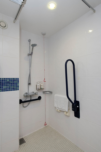 Bathroom 3, Holiday Inn Express FOLKESTONE - CHANNEL TUNNEL by IHG, Kent