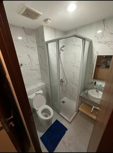 Bathroom, Apartemen Trans Park Juanda by YKC, Bekasi