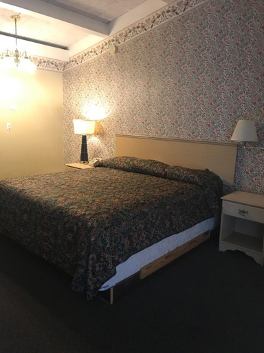 Bedroom 3, Knights Inn, Garland