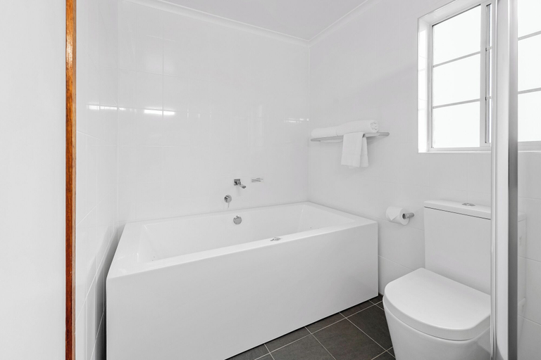 Bedroom 4, Sapphire Waters Motor Inn, Bega Valley