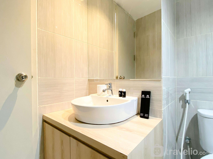 Bathroom 3, Spacious Homey 1BR Vasanta Innopark By Travelio, Cikarang