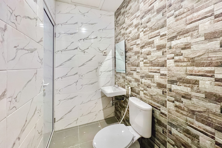 Bathroom 4, Sans Vibes Millennium Garden Medan, Medan