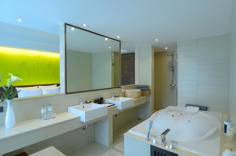 Bathroom 5, Bay Beach Resort Jomtien, Pattaya