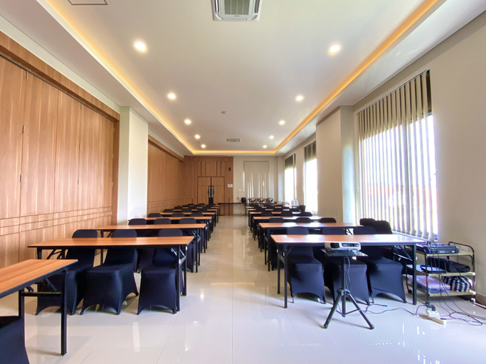 Business Facilities 4, Front One Hotel Gombong, Kebumen