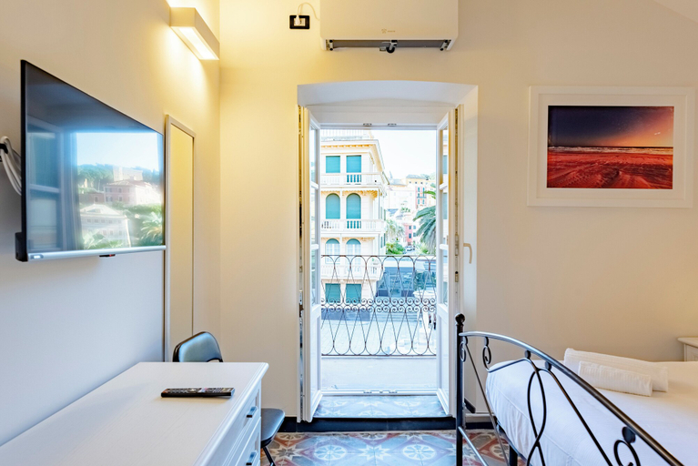Others 5, Bright 2BR flat moments from the beach, Genova