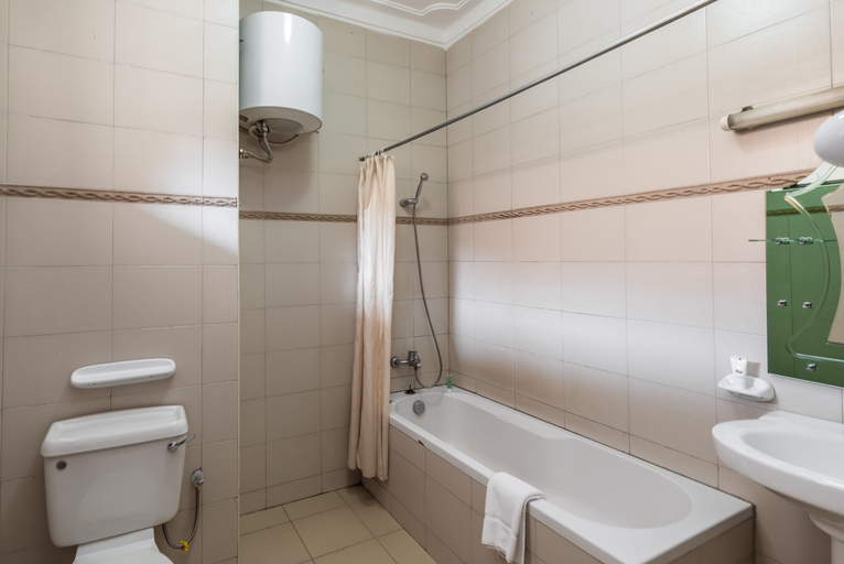 Bathroom 4, ENTEBBE TRAVELLER'S HOTEL, Entebbe