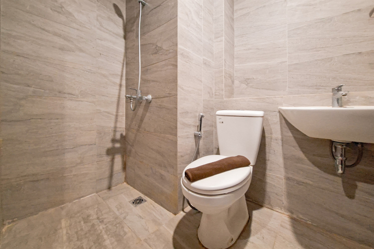 Bathroom 5, Well Furnished 1BR at Collins Boulevard Apartment By Travelio, Tangerang