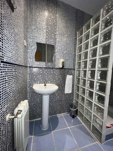 Bathroom 5, Hostal La  Casa  de la  Plaza, Madrid