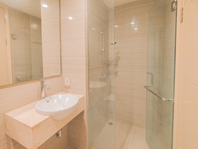 Bathroom 5, Warm 3BR Direct Access To Mall La Riz Supermall Mansion Apartment By Travelio, Surabaya