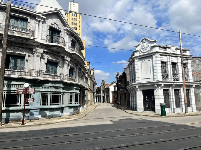 Exterior & Views