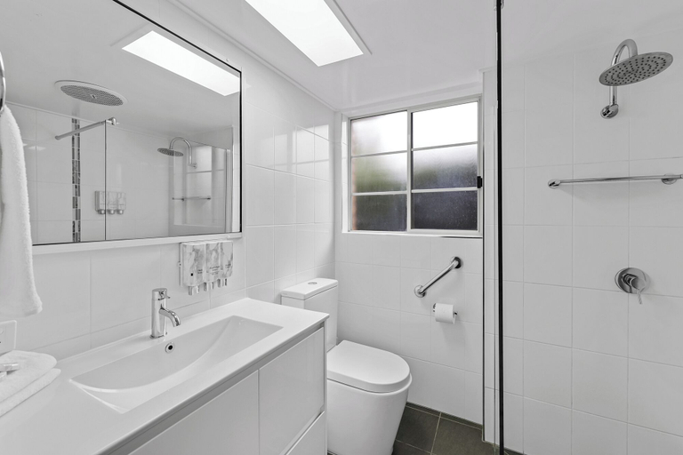 Bathroom 16