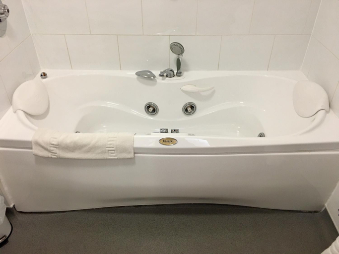 Bathroom, Padbrook Park Hotel, Devon