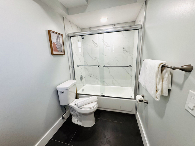 Bathroom 4, Bayview Regency Apartments By Lowkl, Broward