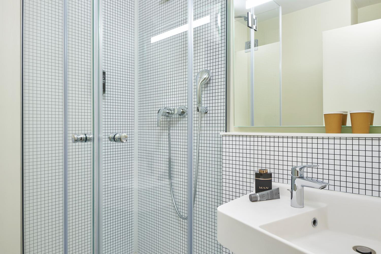 Bathroom 4, ibis budget Porte d'Aubervilliers, Seine-Saint-Denis