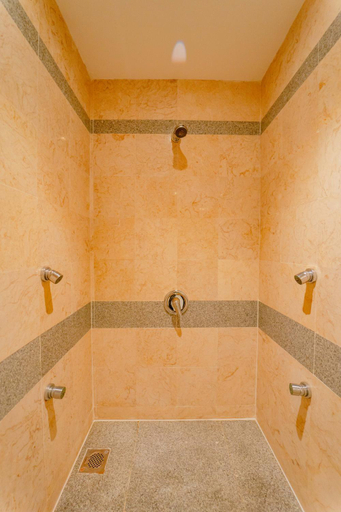 Bathroom 16