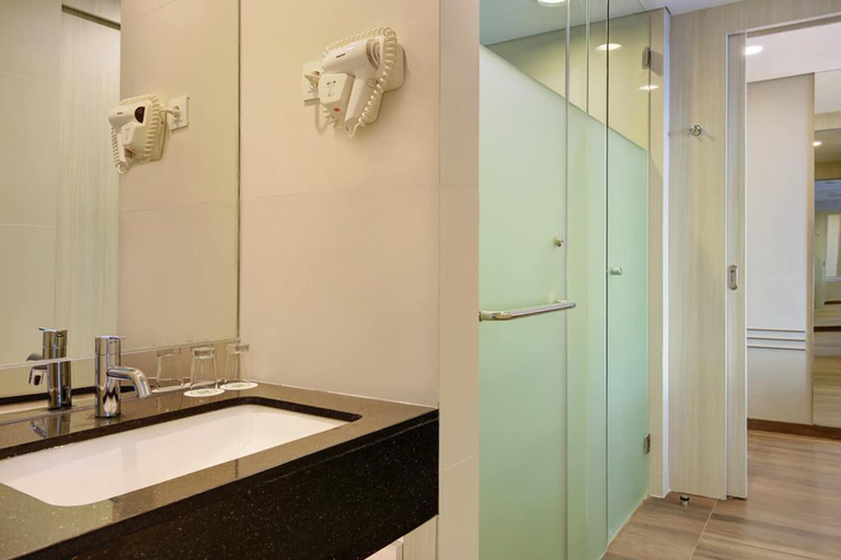 Bathroom 5, ibis Styles Makassar Sam Ratulangi, Makassar
