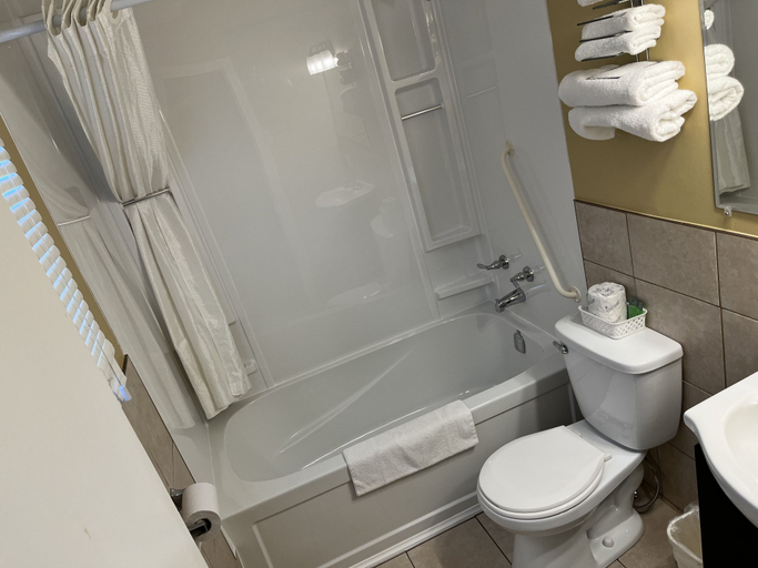 Bathroom 3, Travellers Inn, Renfrew