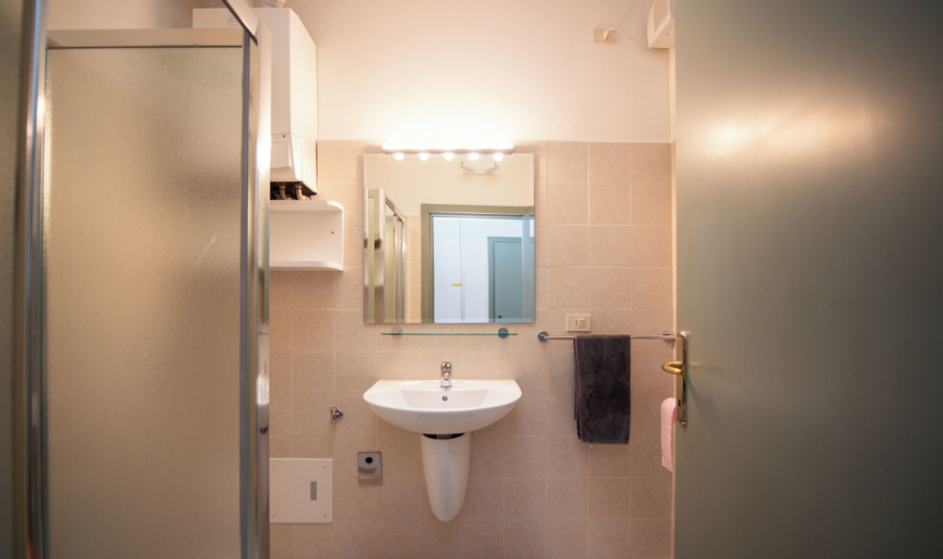 Bathroom 4, Specchio sul Lago, Brescia