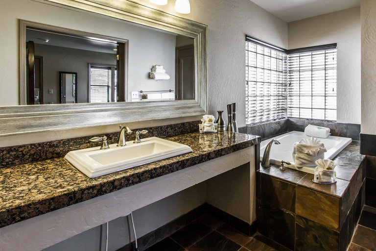 Bathroom 2, Rodeway Inn & Suites Williams Downtowner-Rte 66, Coconino