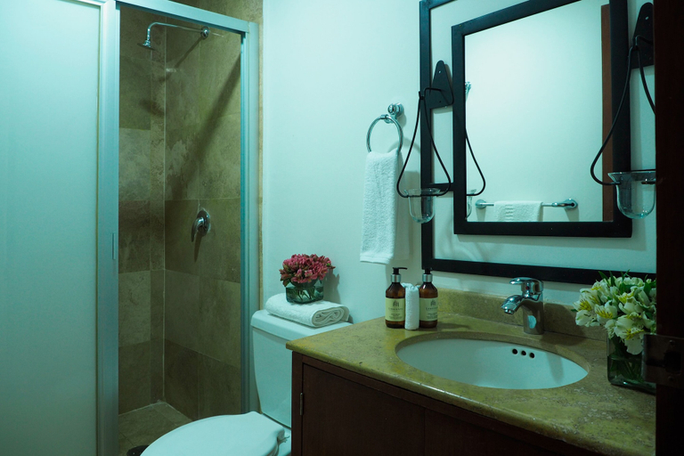 Bathroom, Torre Sevilla by The Local Way, Mexico City