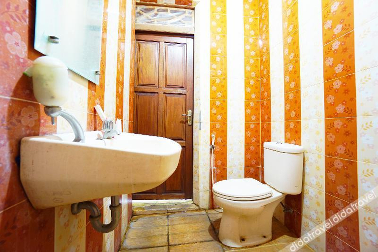Bathroom 3, Hotel O Homiko, Pacitan
