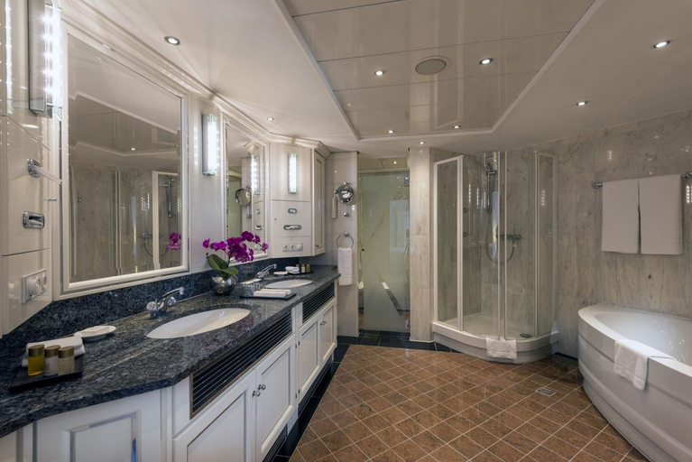 Bathroom 5, Maritim Hotel Frankfurt, Frankfurt am Main