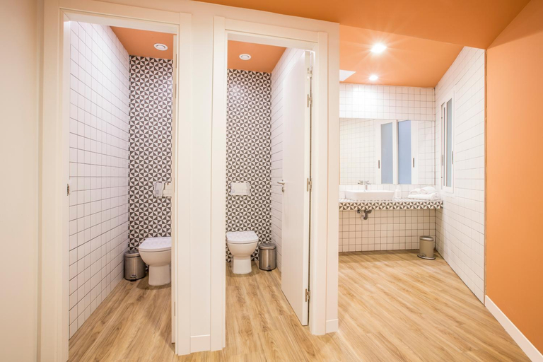 Bathroom 4, Mola! Hostel & Suites, Madrid
