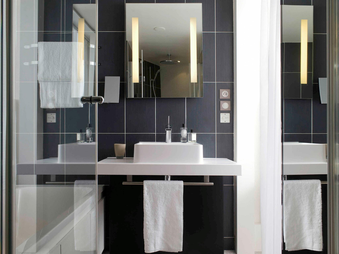 Bathroom 5, Novotel Suites Paris Issy les Moulineaux, Hauts-de-Seine
