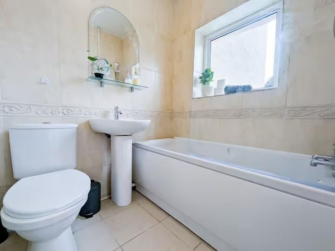 Bathroom 3, Central 3BR Home with Hot Tub Sleeps 10, Portsmouth