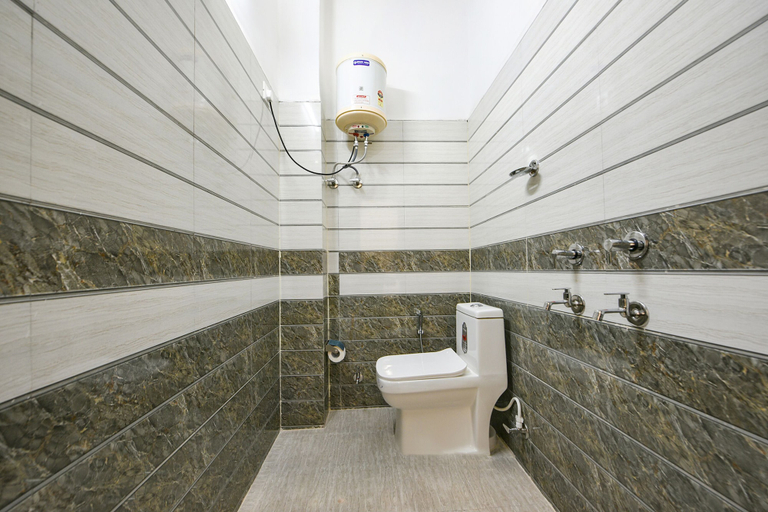 Bathroom 5, Fabhotel Silver Stone, Gautam Buddha Nagar